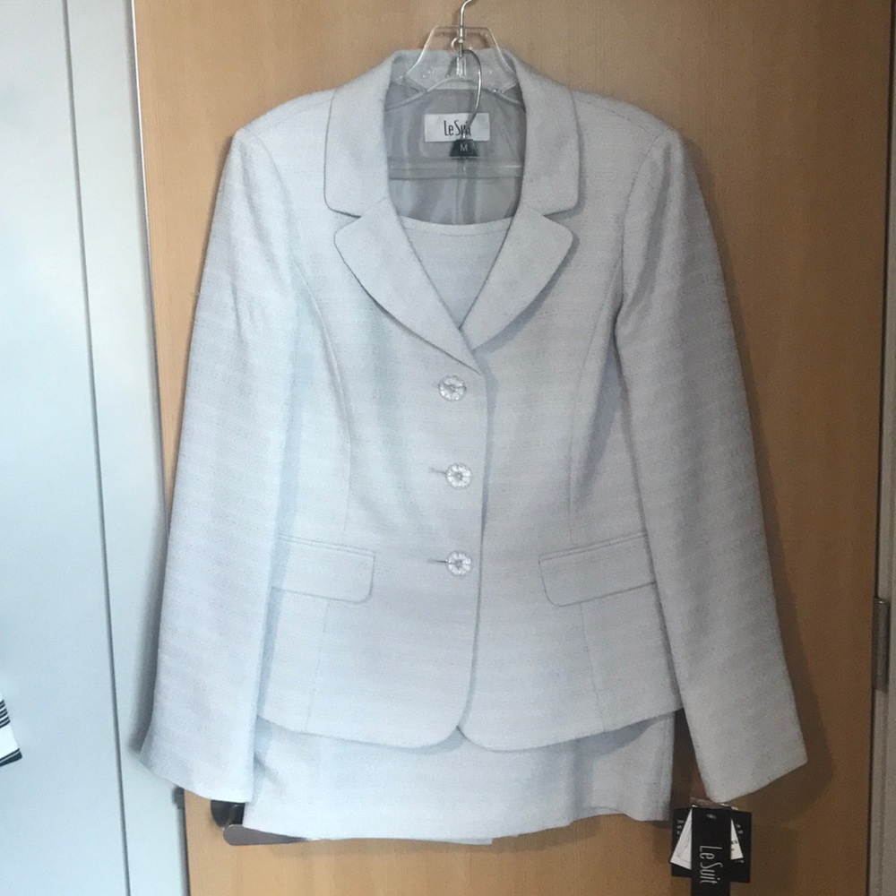 NWT and Gorgeous!!! Le Suit 2 piece ladies suit